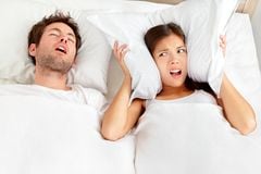 snoring-man-couple-bed-23995294.jpg